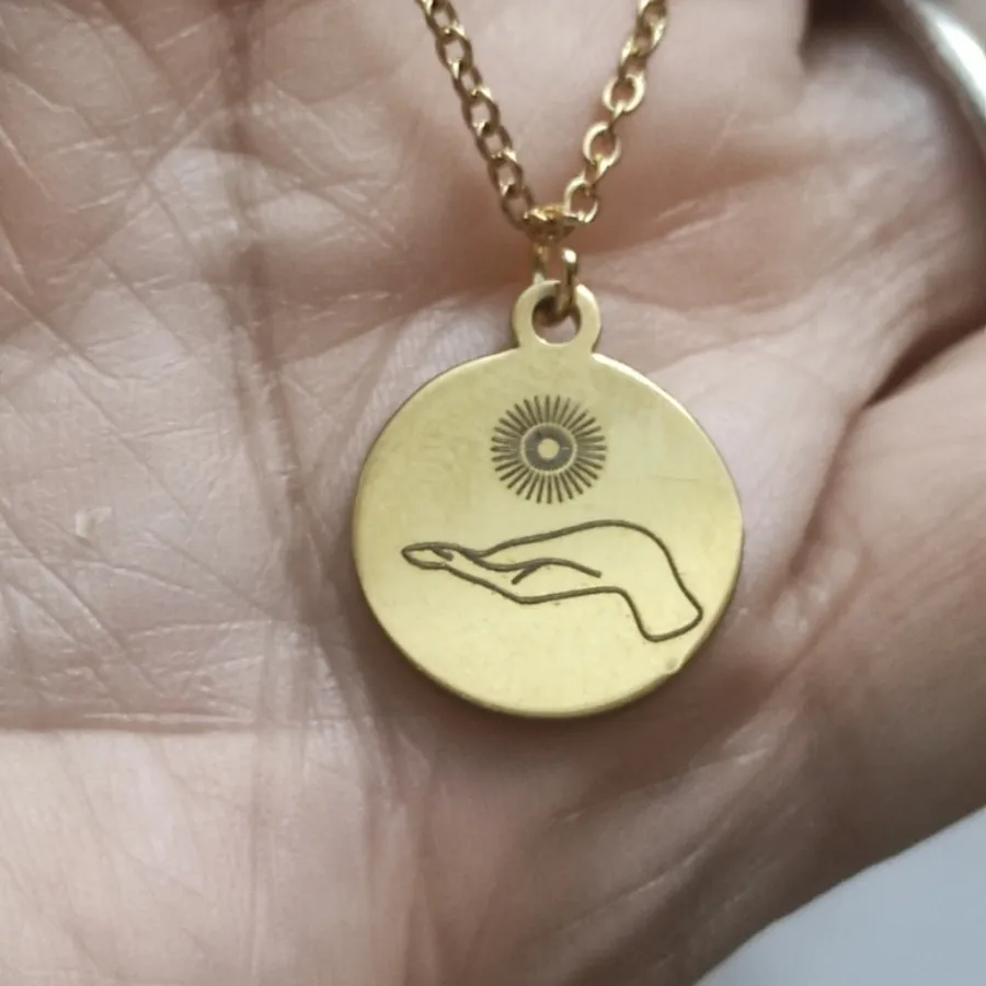 گردنبند خورشیددر دستان تو