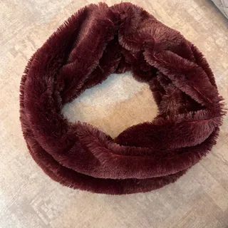 شال خز دور گردن بسته