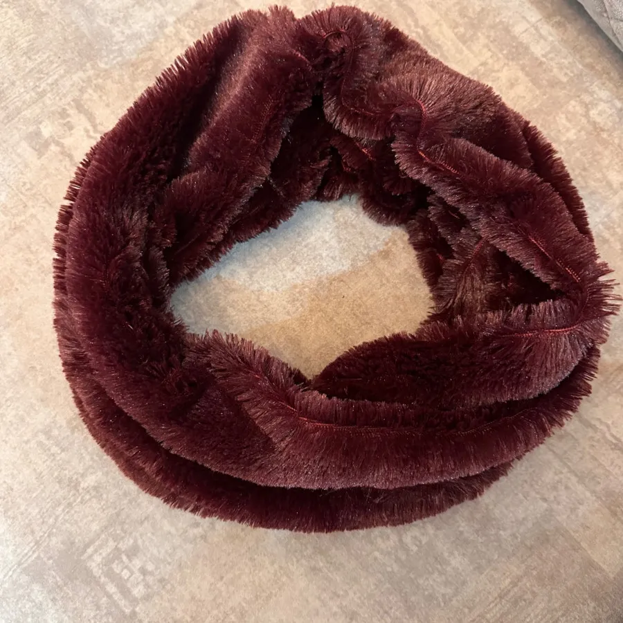 شال خز دور گردن بسته