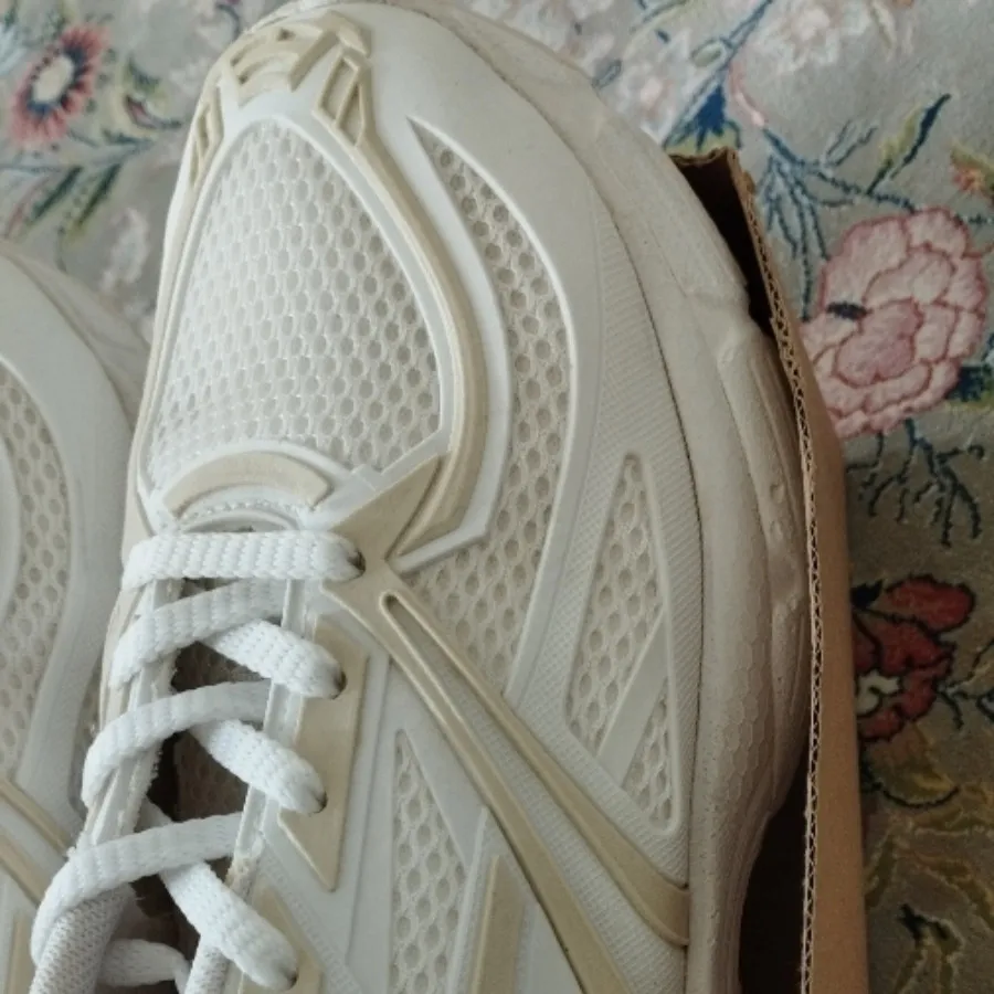 کفش اسپرت کرم