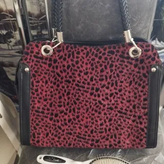 کیف مشکی روش پارچه زرشکی