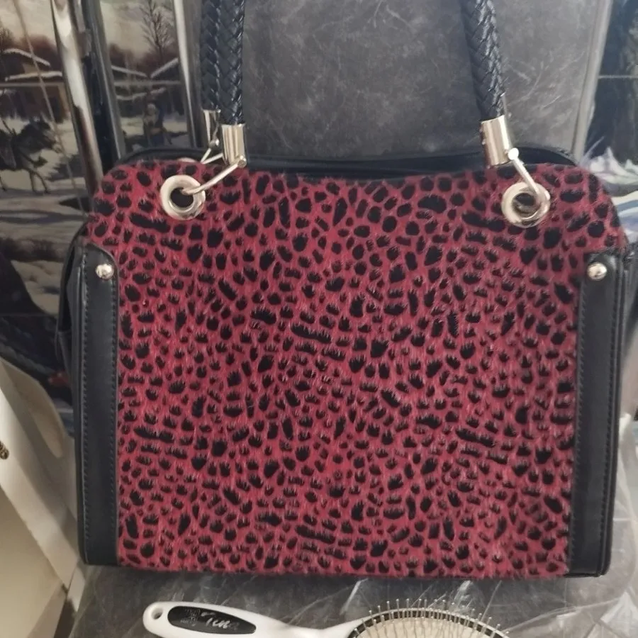 کیف مشکی روش پارچه زرشکی