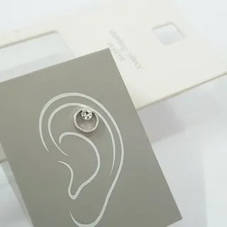 پیرسینگ گوش نقره نگین دار