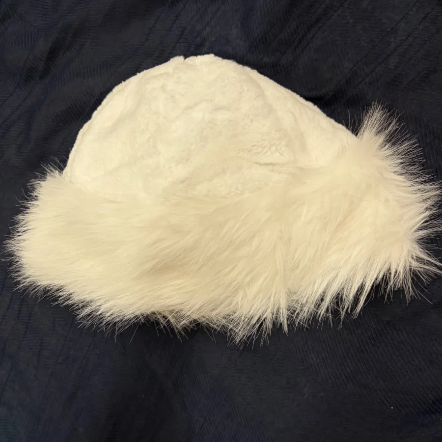 کلاه پشمی لبه خزدار سفید