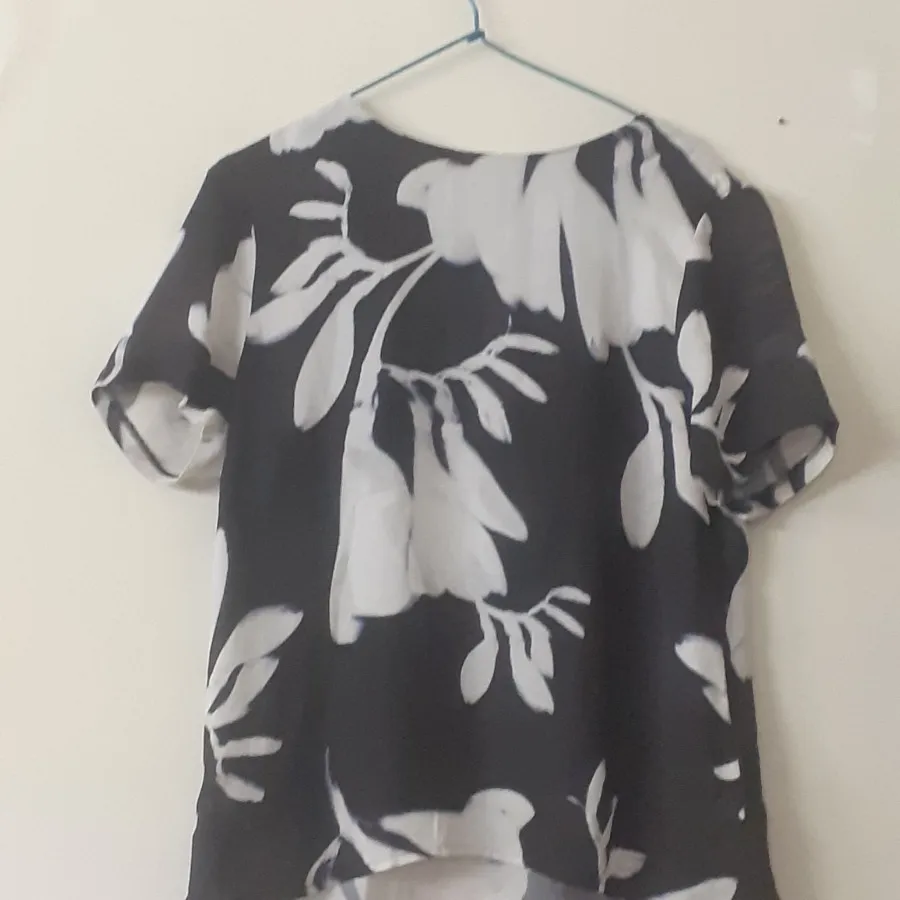 تاپ یقه گرد پشت زیپ دار