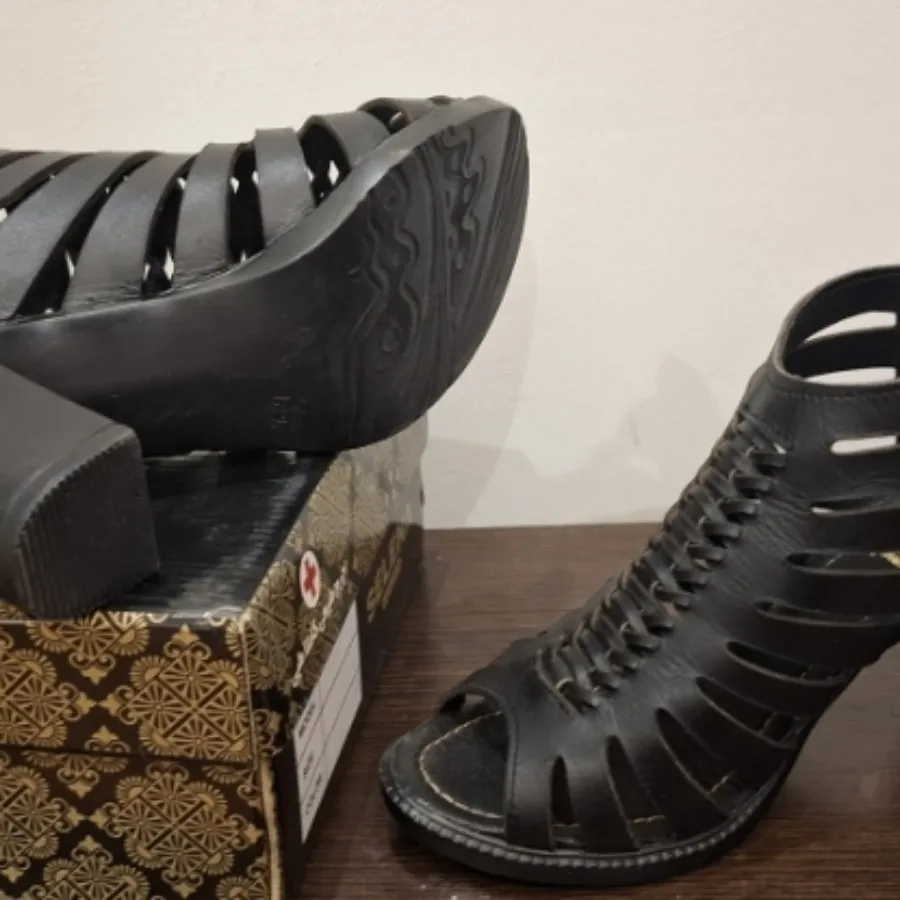 کفش مشکی زیپ دار