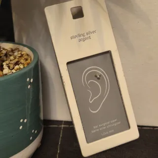 پیرسینگ گوش نقره