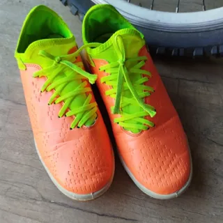 کتونی چمنی سالنی