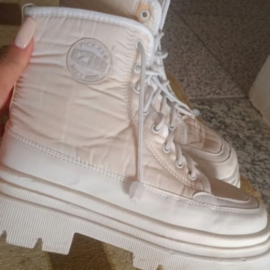 بوت سفید و کرم