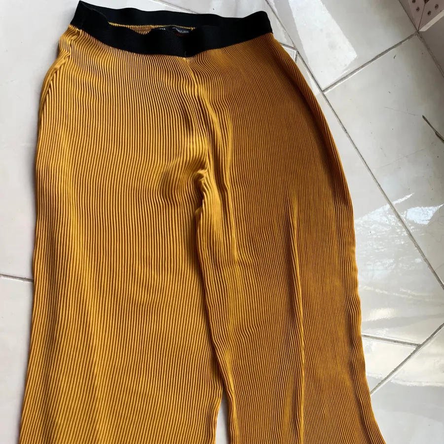 شلوار پلیسه Zara