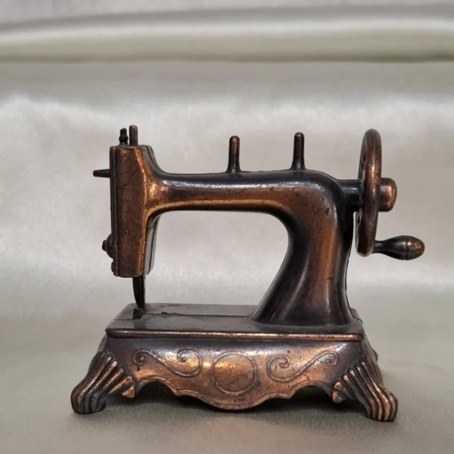 مجسمه چرخ خیاطی