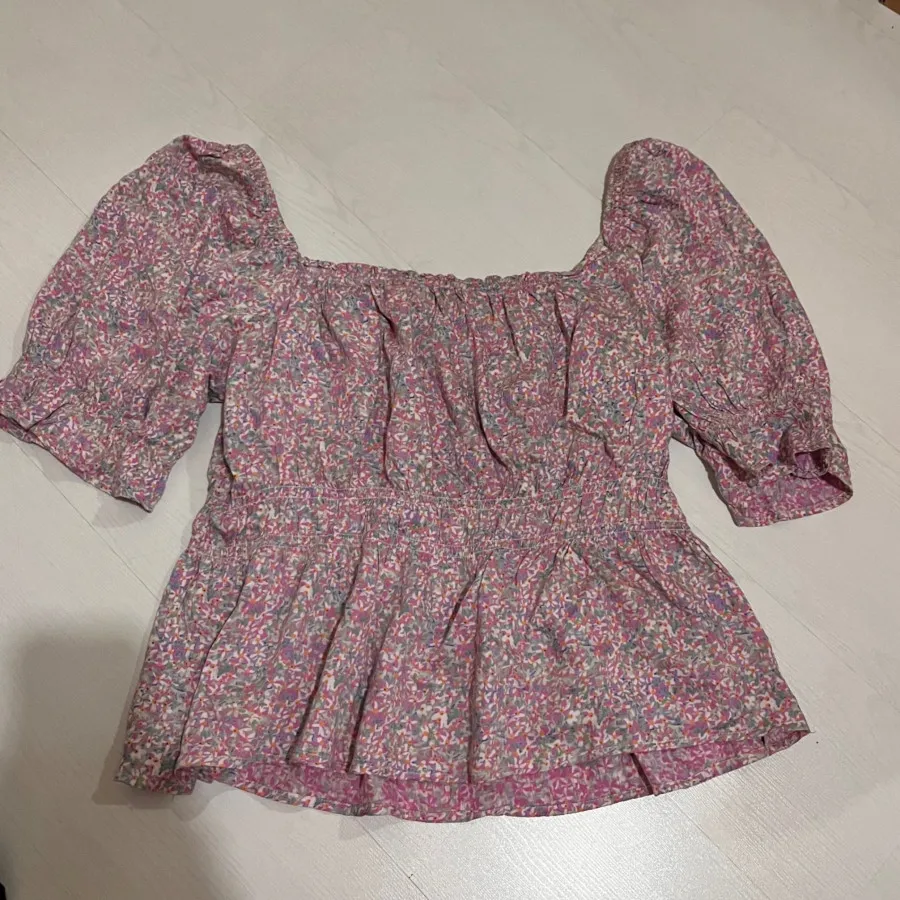 تاپ گلدار یقه قایقی