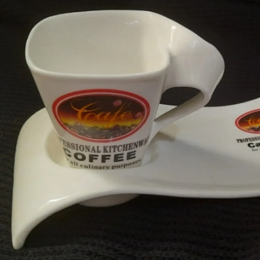 فنجان با کیک خوری