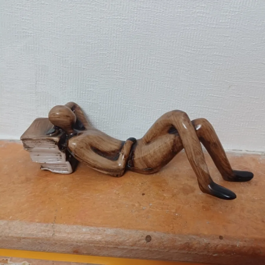 مجسمه رومیزی پسر کتابخوان