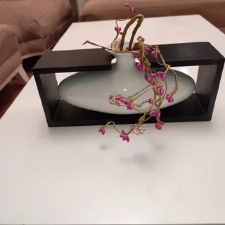 گلدان سرامیکی با قاب چوبی