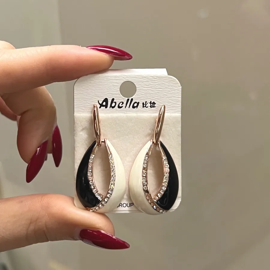 گوشواره سیاه سفید