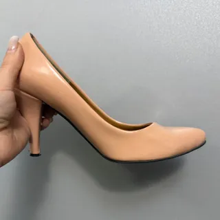 کفش ورنی کرم پاشنه متوسط