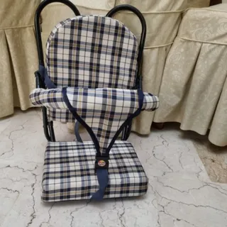 صندلی نشسته بچه