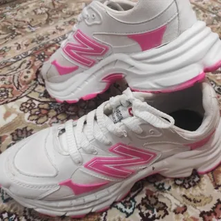 کفش سفید صورتی