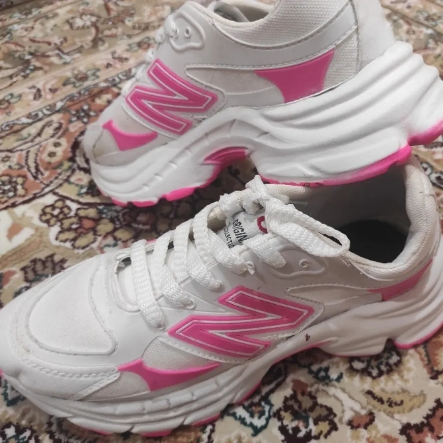 کفش سفید صورتی