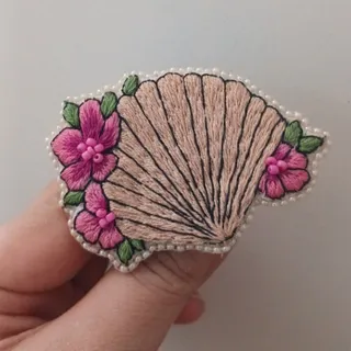 سنجاق سینه طرح صدف