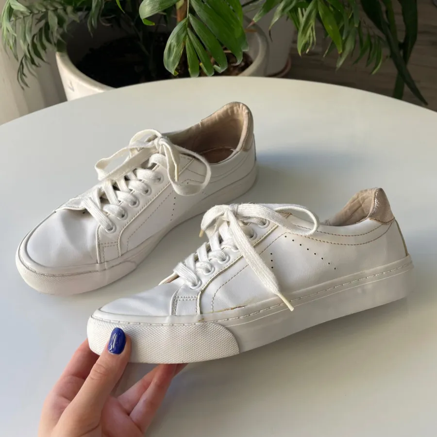 کتونی سفید برشکا