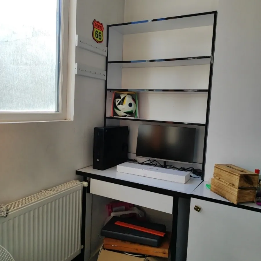 میز کامپیوتر و کتاب خانه