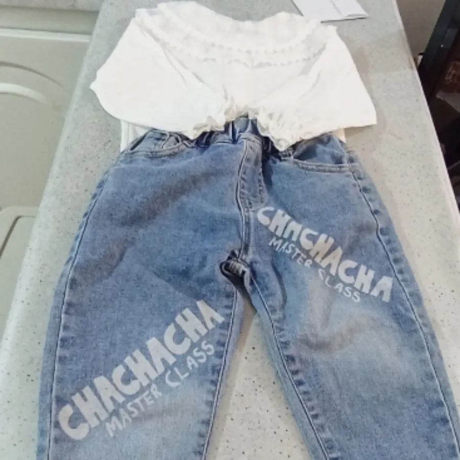 شومیز سفید و شلوار لی