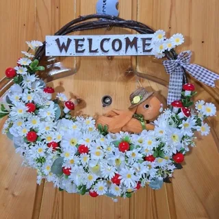 حلقه گل پشت دری