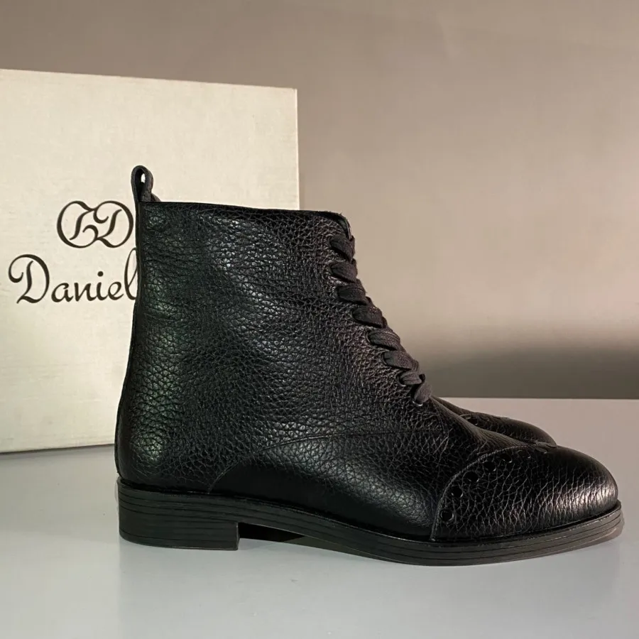 نیم بوت چرم مشکی دنیلی