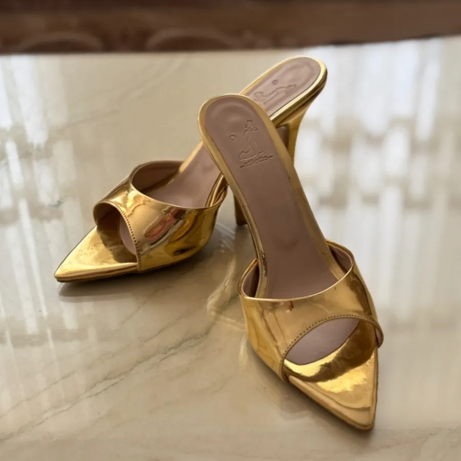 کفش پاشنه بلند طلایی