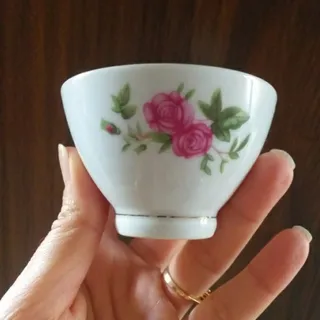 پیاله گل قرمز قدیمی