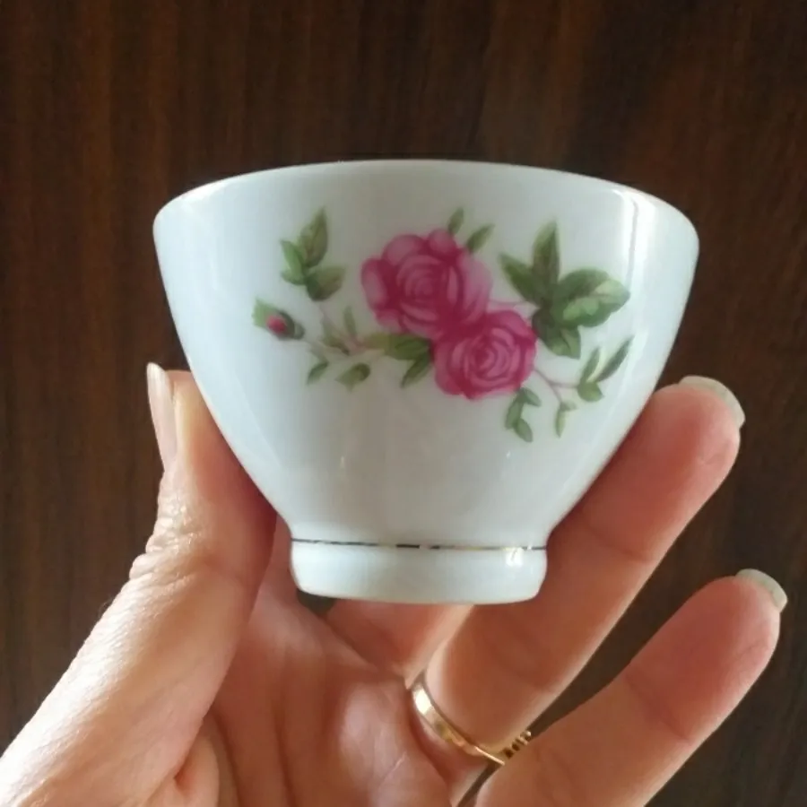 پیاله گل قرمز قدیمی