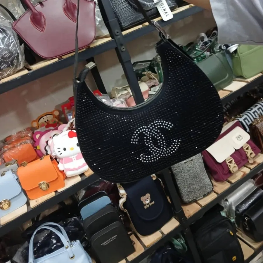 کیف نگینی بانو