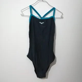 مایو شنا .استخر