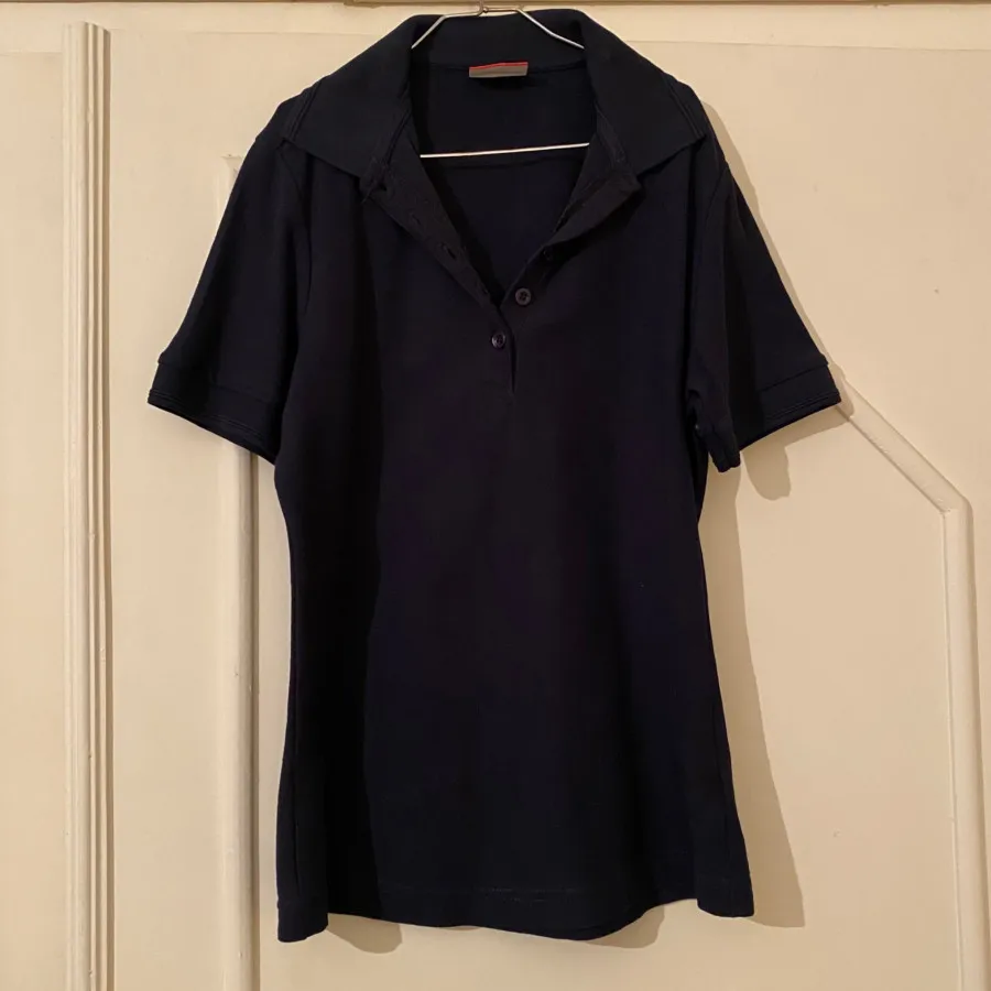 تی شرت سه دکمه ی سرمه ایی