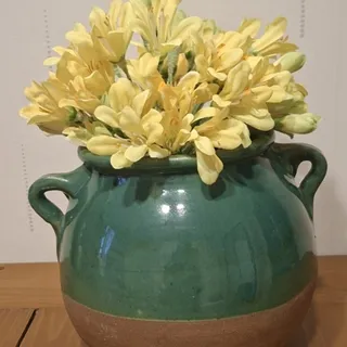 گلدان با گل مصنوعی