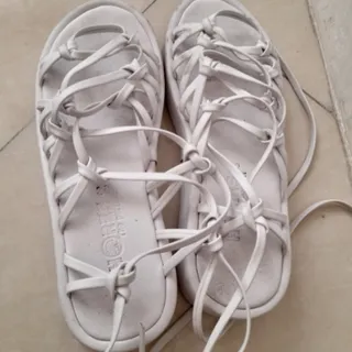 صندل بند دار سفید