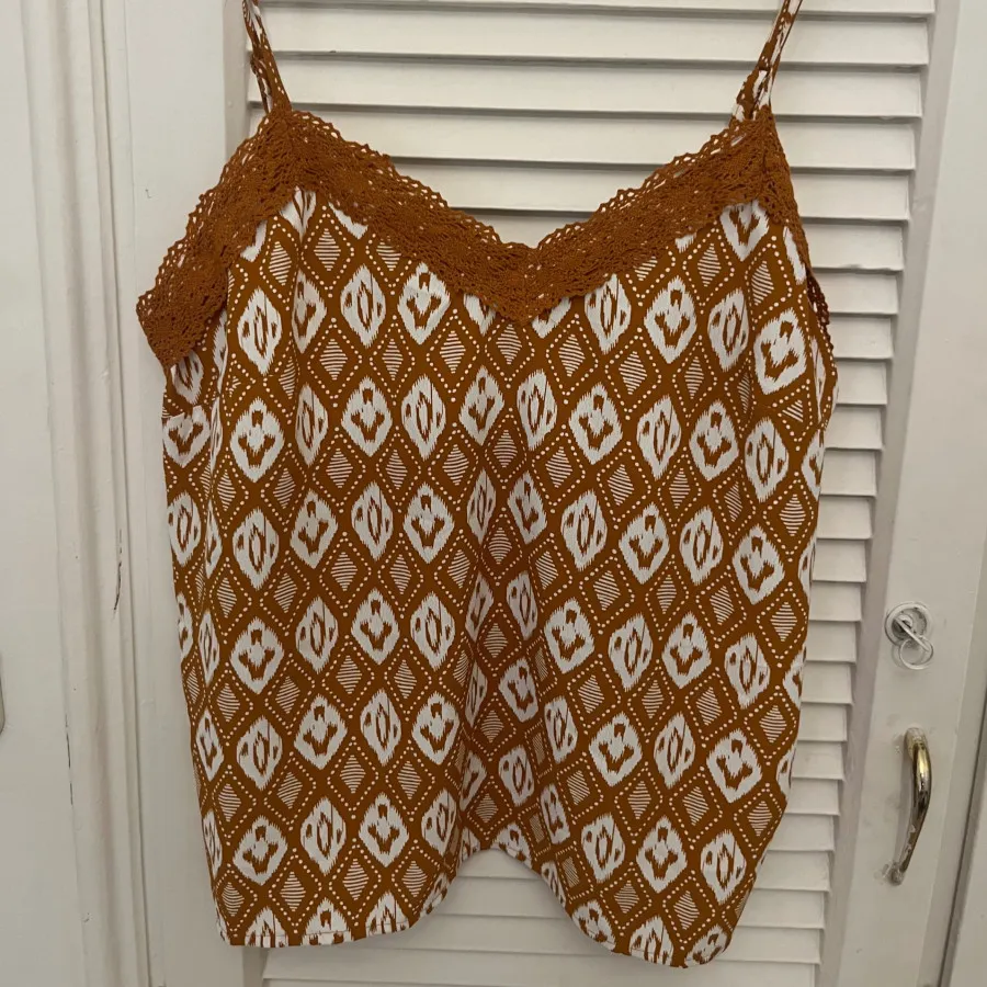 تاپ با لبه دانتل