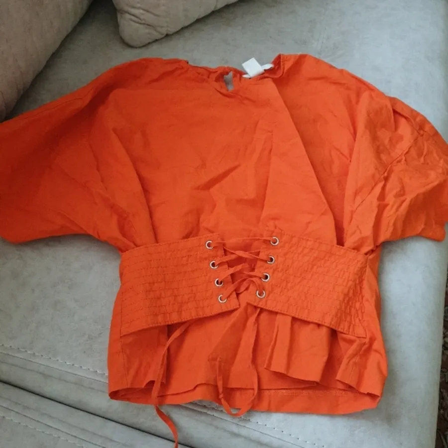 تیشرت نارنجی اچ ان ام