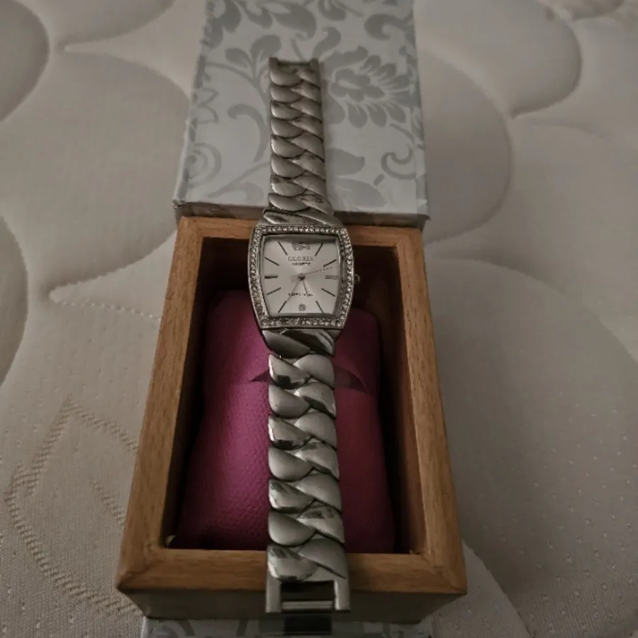 ساعت نگین دار