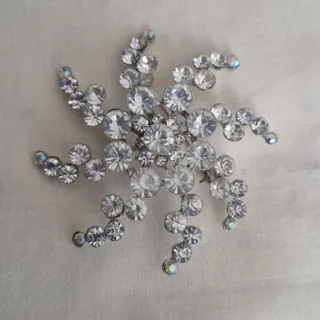 گل سینه نگین دار