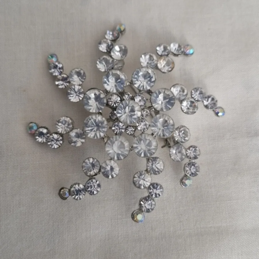 گل سینه نگین دار