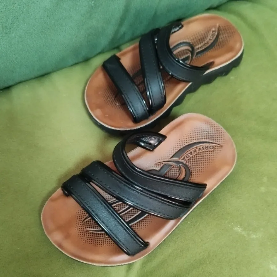 صندل چرم بچگانه