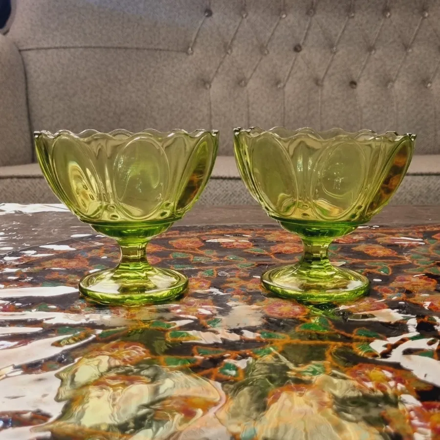 دو عدد بستنی خوری