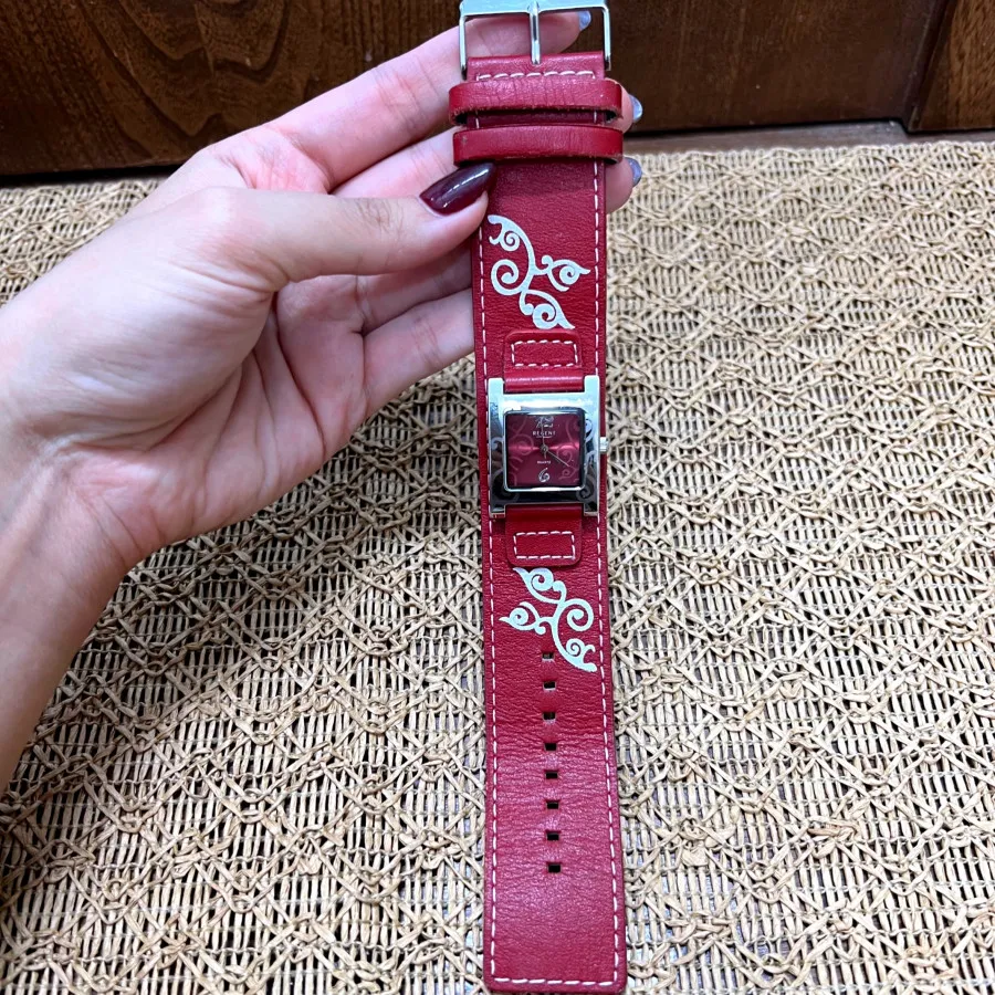 ساعت چرم زرشکی