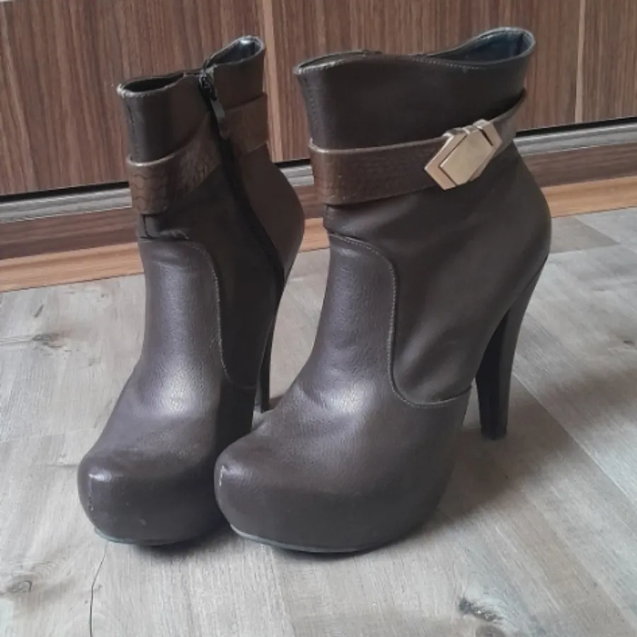 نیم بوت پاشنه دار