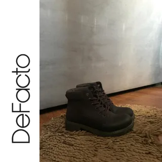 نیم بوت دیفکتو Defacto