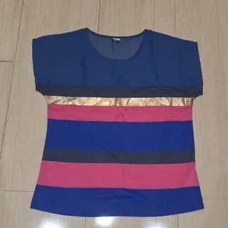 تی شرت آبی راه راه