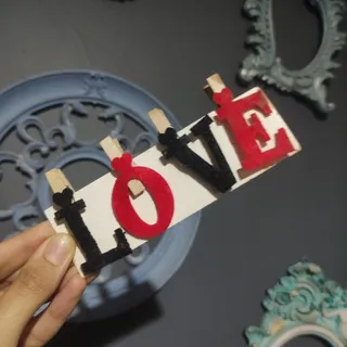 گیره های چوبی عشق LOVE